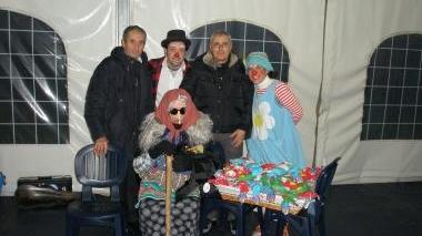 A sinistra la Befana del Cra San Rossore; a destra quella offerta dai parà e quella “ufficiale” a Pediatria