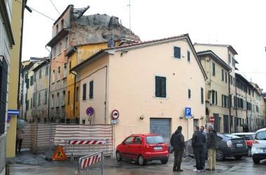 Il tetto crollato visto da piazza San Lorenzo   