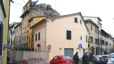 Il tetto crollato visto da piazza San Lorenzo