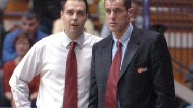 <b>IN COPPIA </b>Sandro Dell’Agnello con Paolo Moretti: un anno insieme in panchina a Livorno e mille sfide sul parquet ai vertici del grande basket di serie A1