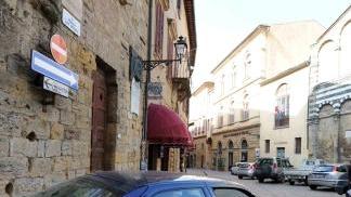 Un’auto nel centro storico di Volterra