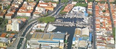 <b>CRISI.</b> Sopra, la Darsena Sotto il bagno Oltremare a Forte 