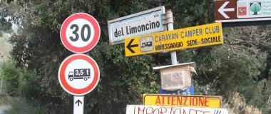 In alto il cartello di divieto per i camion installato dai residenti al Limoncino