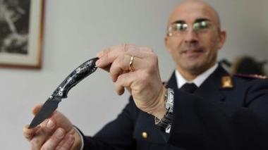 <b>COLTELLO.</b> L’arma con la quale scassinavano le colonnine del distributore