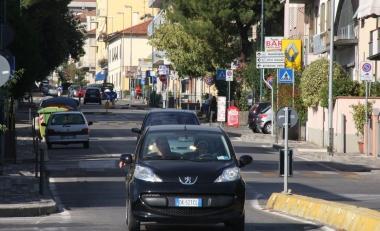 Un tratto di via Fratelli Rosselli: i commercianti lamentano disagi alla viabilit&agrave; 