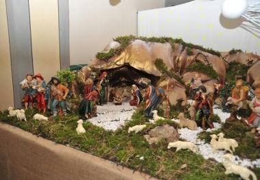 Sopra la nativit&agrave; allestita dalla signora Francesca Sergi in via Togliatti a Cecina. Accanto uno dei presepi presenti nella chiesa di Casale   