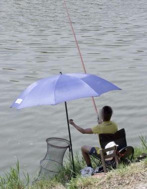 Un giovane pescatore sportivo 