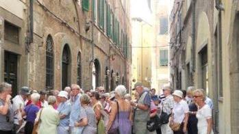 Un gruppo di turisti in centro