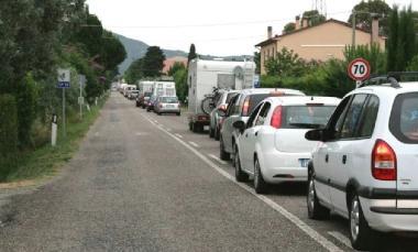 Un serpentone di auto in fila in via della Torre a Vada Il cavalcavia che insiste sulla Variante sar&agrave; ricostruito 