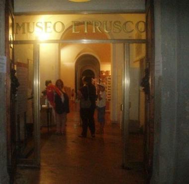 Lingresso al Museo etrusco Guarnacci di Volterra    