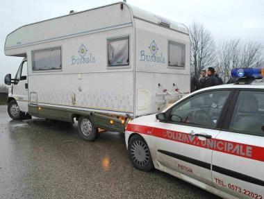 A lato, il camper di Massimo Consiglio sul ponte di Chiesina Montalese. Ha appena tamponato facendo retromarcia lauto della polizia municipale. Sopra: luomo viene portato via dagli agenti in manette. Sotto, lispettore Massimiliano Giordano 