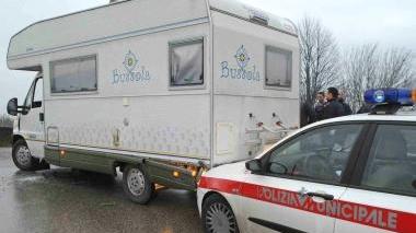 A lato, il camper di Massimo Consiglio sul ponte di Chiesina Montalese. Ha appena tamponato facendo retromarcia l’auto della polizia municipale. Sopra: l’uomo viene portato via dagli agenti in manette. Sotto, l’ispettore Massimiliano Giordano