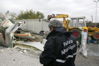I vigili impegnati in un controllo e sotto il sindaco Claudio Toni     