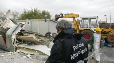 I vigili impegnati in un controllo e sotto il sindaco Claudio Toni