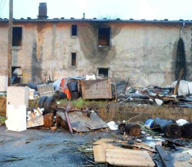 Il Comune risarcisce i padroni della casa vicina al campo Rom