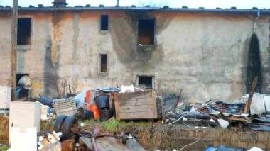 Il Comune risarcisce i padroni della casa vicina al campo Rom