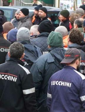 Operai della Lucchini durante uno sciopero   