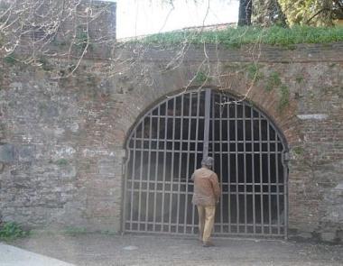 Lassessore Moreno Bruni e lingresso del sotterraneo del baluardo S. Colombano 