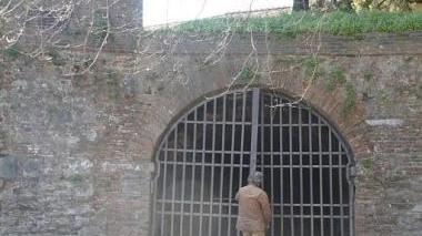 L’assessore Moreno Bruni e l’ingresso del sotterraneo del baluardo S. Colombano
