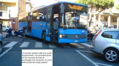 Autobus della Tiemme bloccati a causa della sosta selvaggia negli incroci o in doppia fila