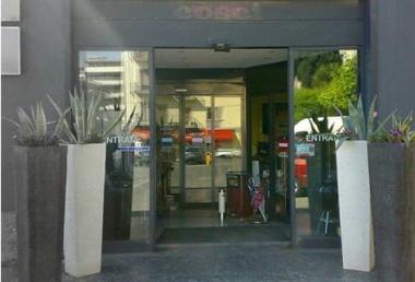 L’ingresso del negozio che è rimasto aperto