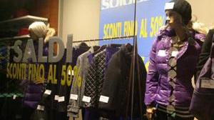 Saldi, tornano le code