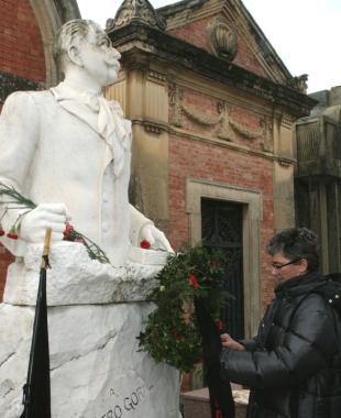 In alto il sindaco Franchi insieme a tanti altri partecipanti alla celebrazione del centenario dalla morte di Pietro Gori A sinistra uno degli omaggi lasciati ieri mattina al monumento presente nel cimitero di Marittimo   