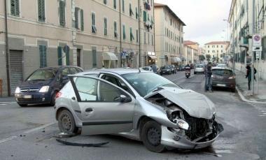 Scontro all'incrocio, auto distrutte e ragazza ferita