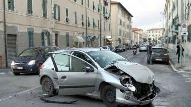 Scontro all'incrocio, auto distrutte e ragazza ferita