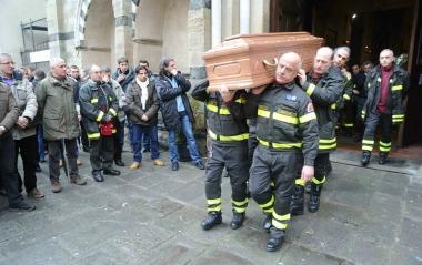 Il feretro viene portato fuori dalla chiesa a spalla dai vigili del fuoco   