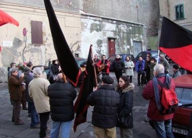 Gli anarchici radunati in piazzetta del Mare 