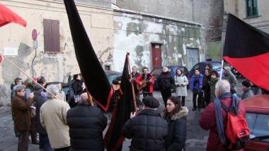 Gli anarchici radunati in piazzetta del Mare