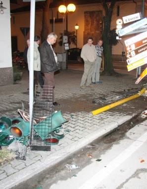 Il semaforo abbattuto e distrutto 