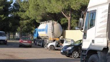 Il parcheggio dei camion a Palazzi occupato da rifiuti di ogni genere