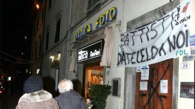 Lo striscione in via Roma