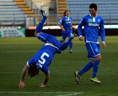 Davide Moro festeggia cos&igrave; il suo gol 