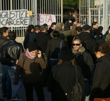 La protesta organizzata ieri per chiedere verit&agrave; sulla morte di Yuri. A destra i fiori e lo striscione sistemati allingresso delle Sughere       