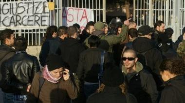 La protesta organizzata ieri per chiedere verità sulla morte di Yuri. A destra i fiori e lo striscione sistemati all’ingresso delle Sughere