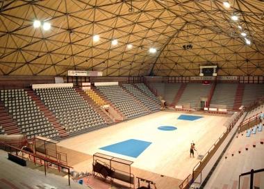 Linterno del palazzetto dello sport di via Fermi  