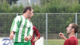 A destra Pierini sulla palla sopra un colpo di testa di De Giulli