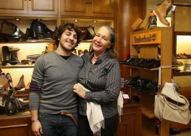 Sopra, Matteo Mantellassi con la madre A destra, mostra la scarpa Bacco una sua creatura   