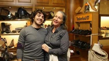 Sopra, Matteo Mantellassi con la madre A destra, mostra la scarpa “Bacco” una sua creatura