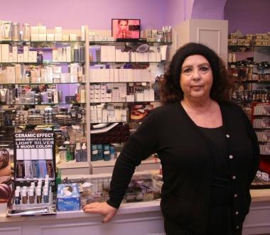 Teresa Guarducci nel negozio di profumeria   