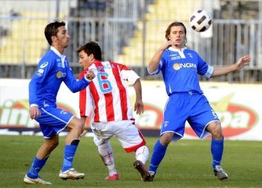 Il capitano azzurro Lorenzo Stovini mentre ferma, con un perfetto anticipo, uniniziativa dattacco di Misuraca 