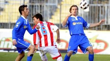 Il capitano azzurro Lorenzo Stovini mentre ferma, con un perfetto anticipo, un’iniziativa d’attacco di Misuraca