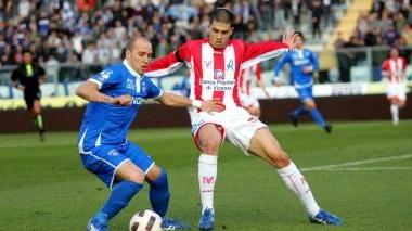 A destra Claudio Coralli Sotto la simulazione di Cesaretti (che allarga la gamba destra per trovare il contatto col portiere) In basso (a sinistra) l’ammonizione dell’attaccamte e (a destra) il georgiano Mchedlidze in azione