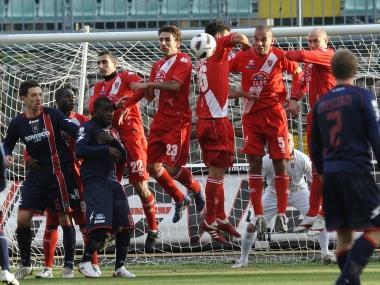 <b>BARRIERA</b> I giocatori del Grosseto schierati durante un calcio di punizione            
