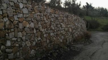 Sopra la casa per anziani sulla collina di Cicignano A sinistra buche lungo la strada che porta alla residenza