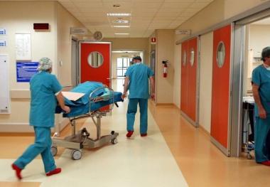 A fianco alcuni infermieri al lavoro nell’ospedale cittadino e sotto Daniela Boem della Fials