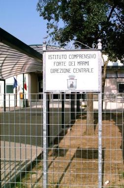<strong>PROBLEMI.</strong> La sede centrale dell’istituto comprensivo di Forte dei Marmi, dal quale dipendono le scuole elementari e medie di tutto il Comune